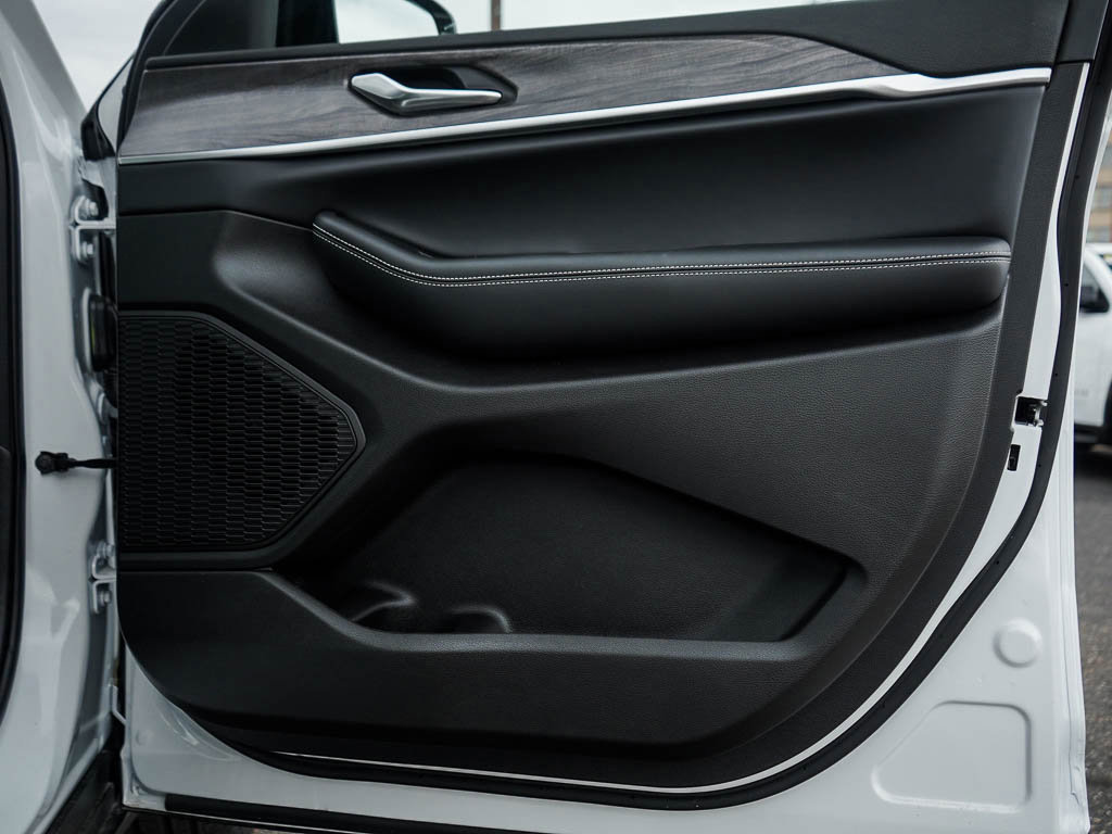 New 2025 Jeep Grand Cherokee Limited w/ Black Appearance Package image 9