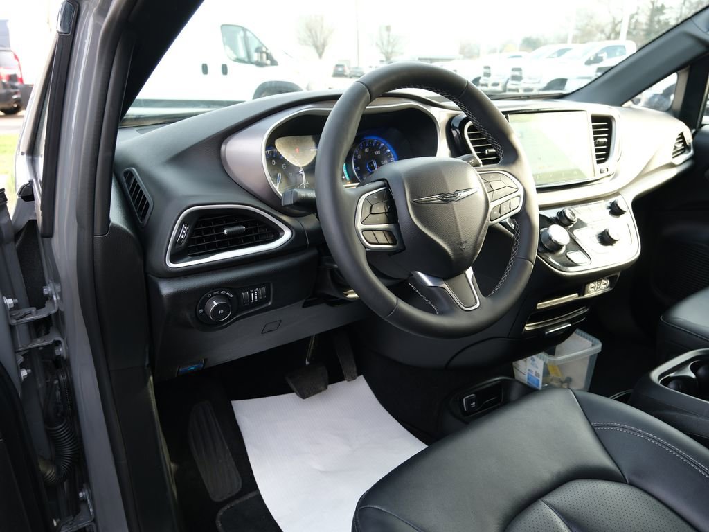 Used 2025 Chrysler Pacifica Select image 3
