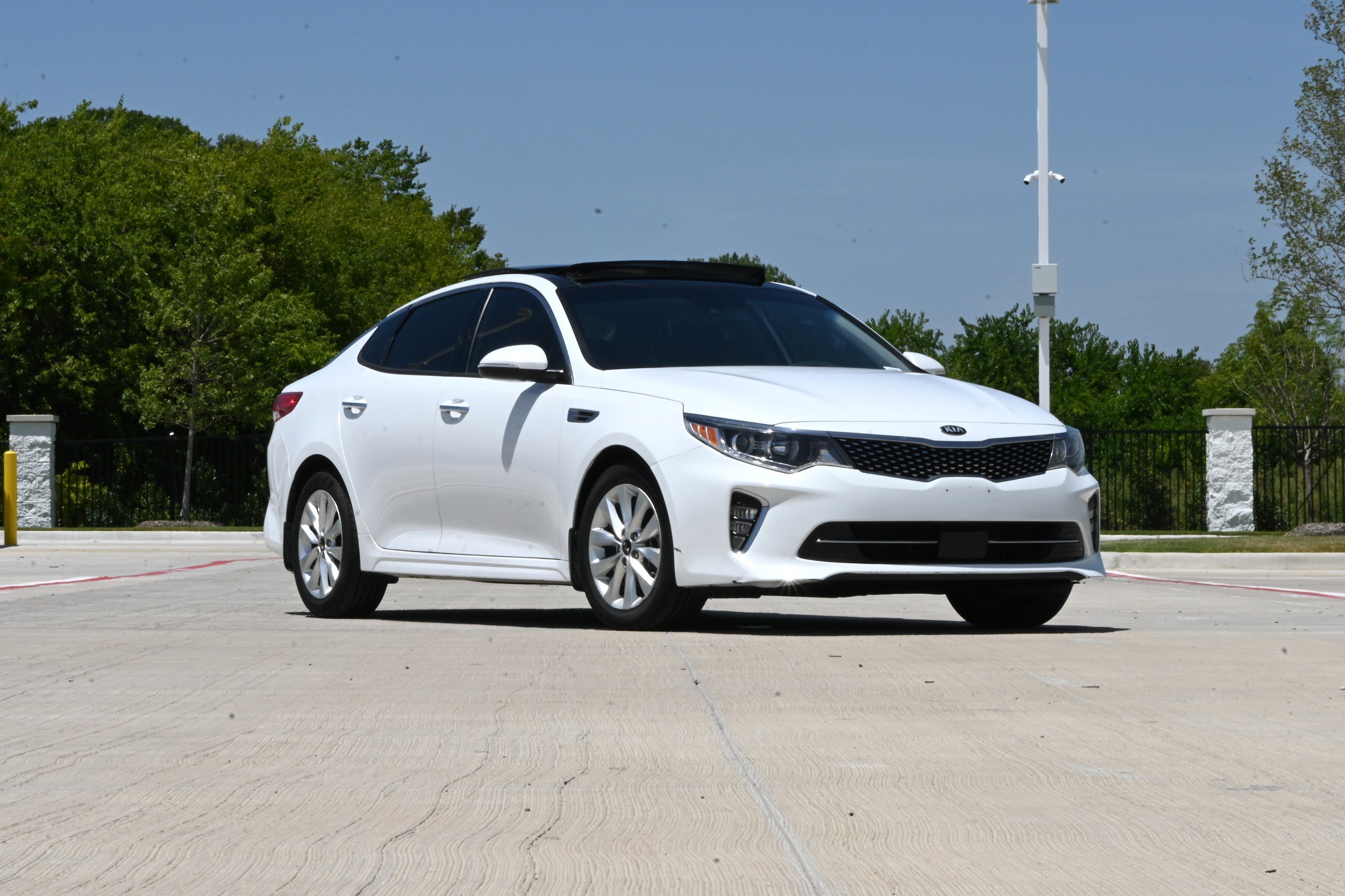 Used 2018 Kia Optima EX w/ Technology Package FWD image 2