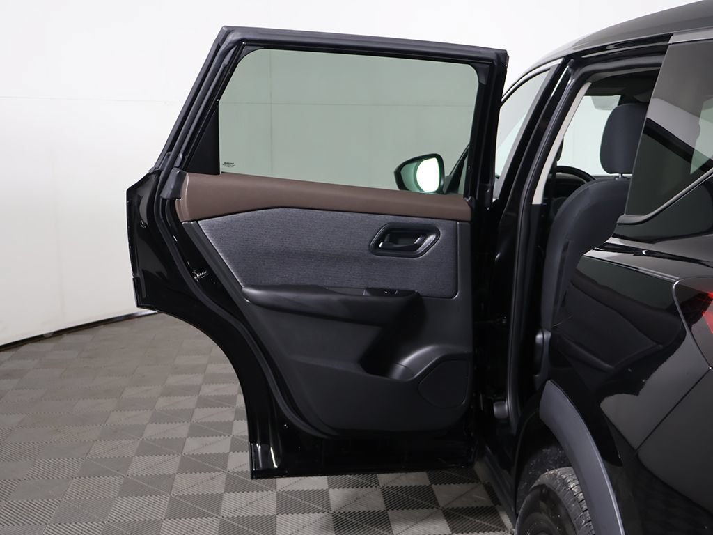 Used 2023 Nissan Rogue S AWD/4WD image 17