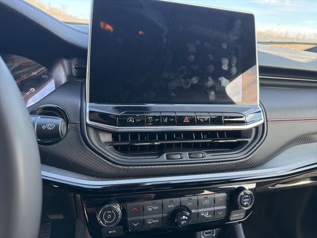 Used 2025 Jeep Compass Trailhawk AWD/4WD image 6