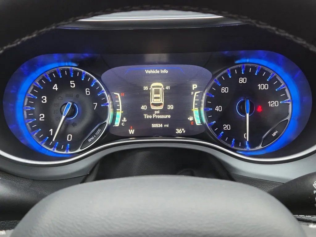 Used 2025 Chrysler Pacifica Limited FWD image 17