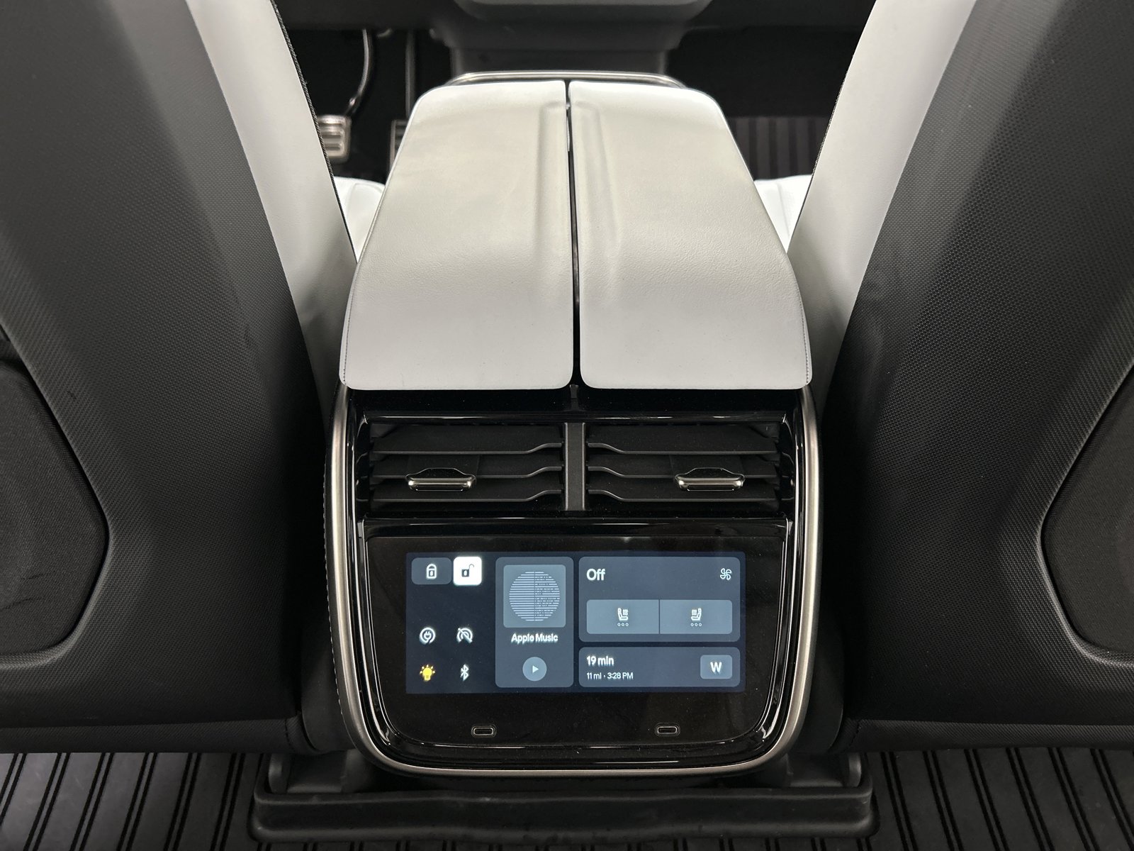 Used 2022 Rivian R1T Adventure image 28