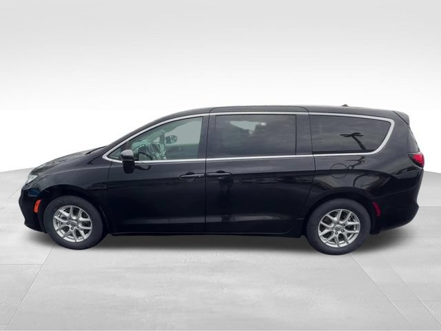 Used 2024 Chrysler Pacifica Touring-L FWD image 3