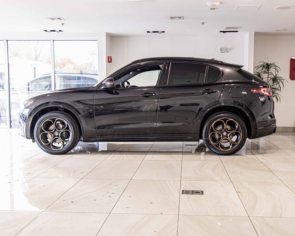 New 2025 Alfa Romeo Stelvio Sprint image 6