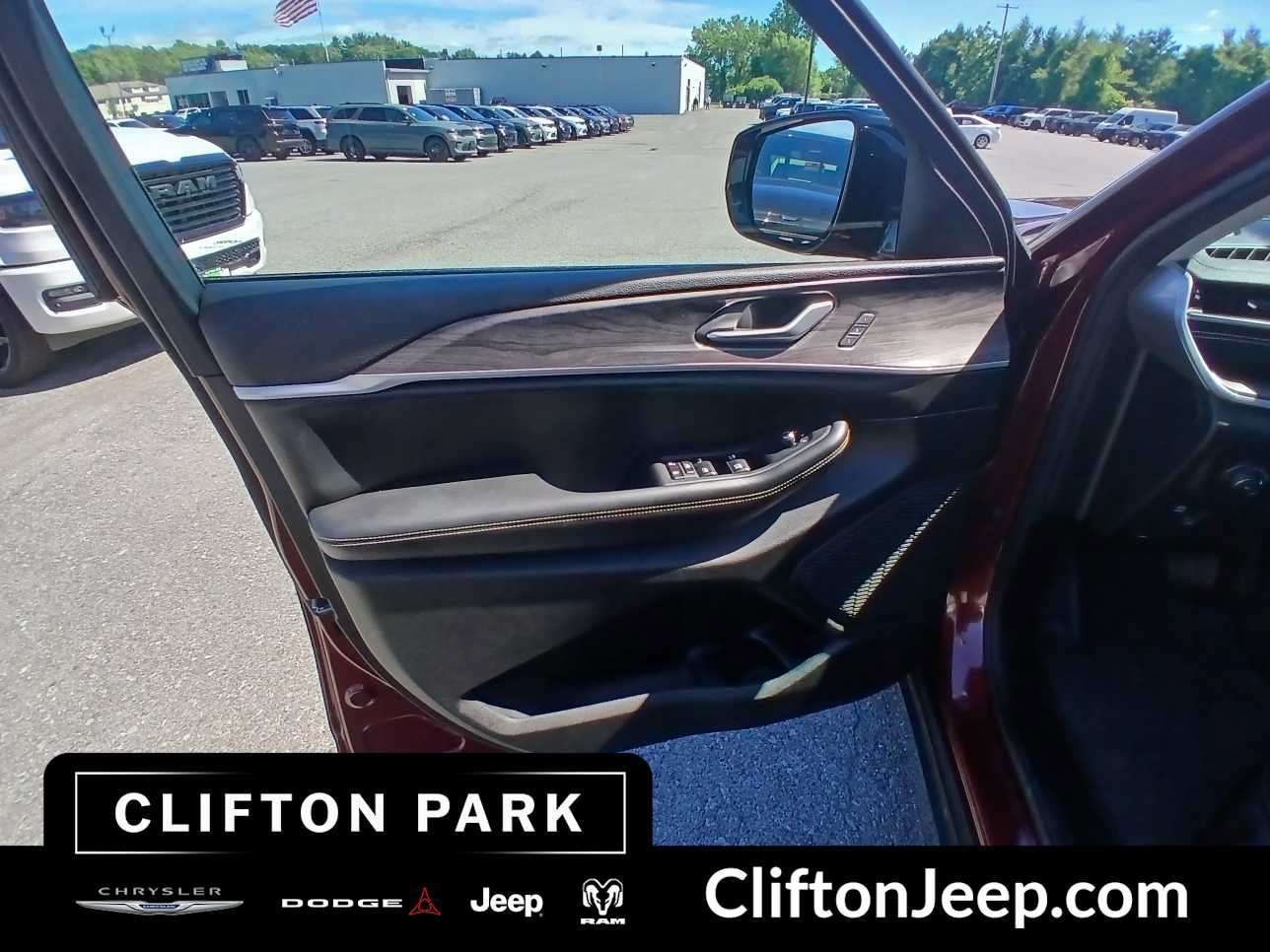 Certified 2023 Jeep Grand Cherokee Limited AWD/4WD image 9