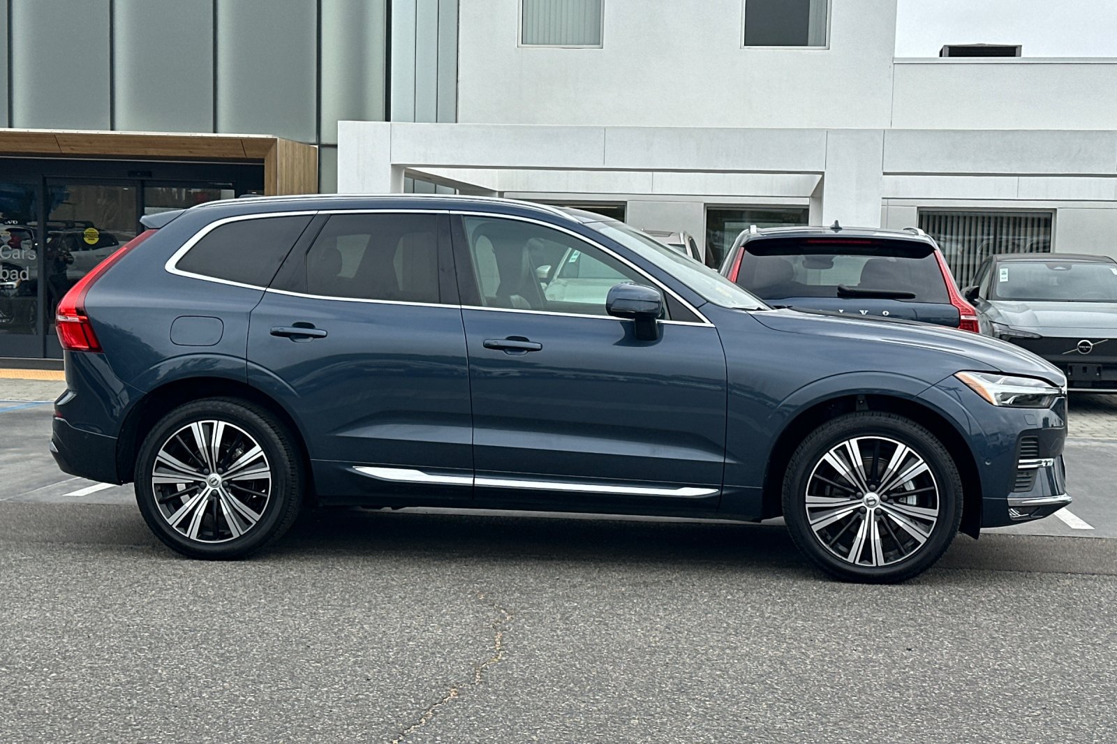 Used 2023 Volvo XC60 B5 Plus w/ Climate Package FWD image 3