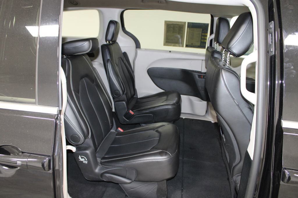 Used 2024 Chrysler Pacifica Touring-L image 32