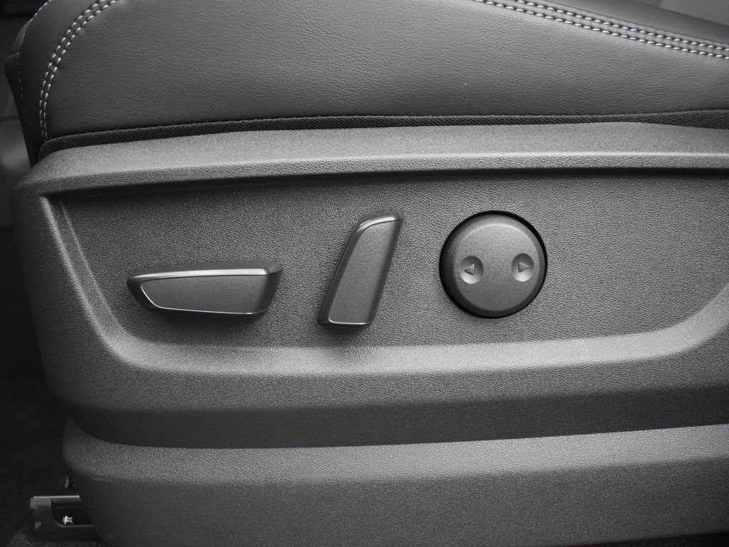 New 2025 Nissan Armada SL w/ Captain's Chari Seat Package image 18