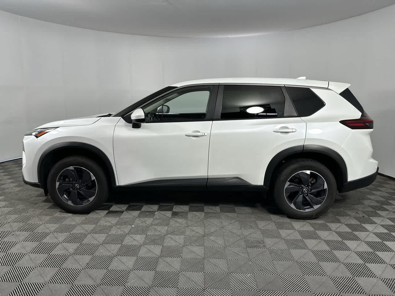 Used 2024 Nissan Rogue SV AWD/4WD image 5