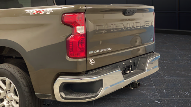 Used 2024 Chevrolet Silverado 1500 LT AWD/4WD image 40