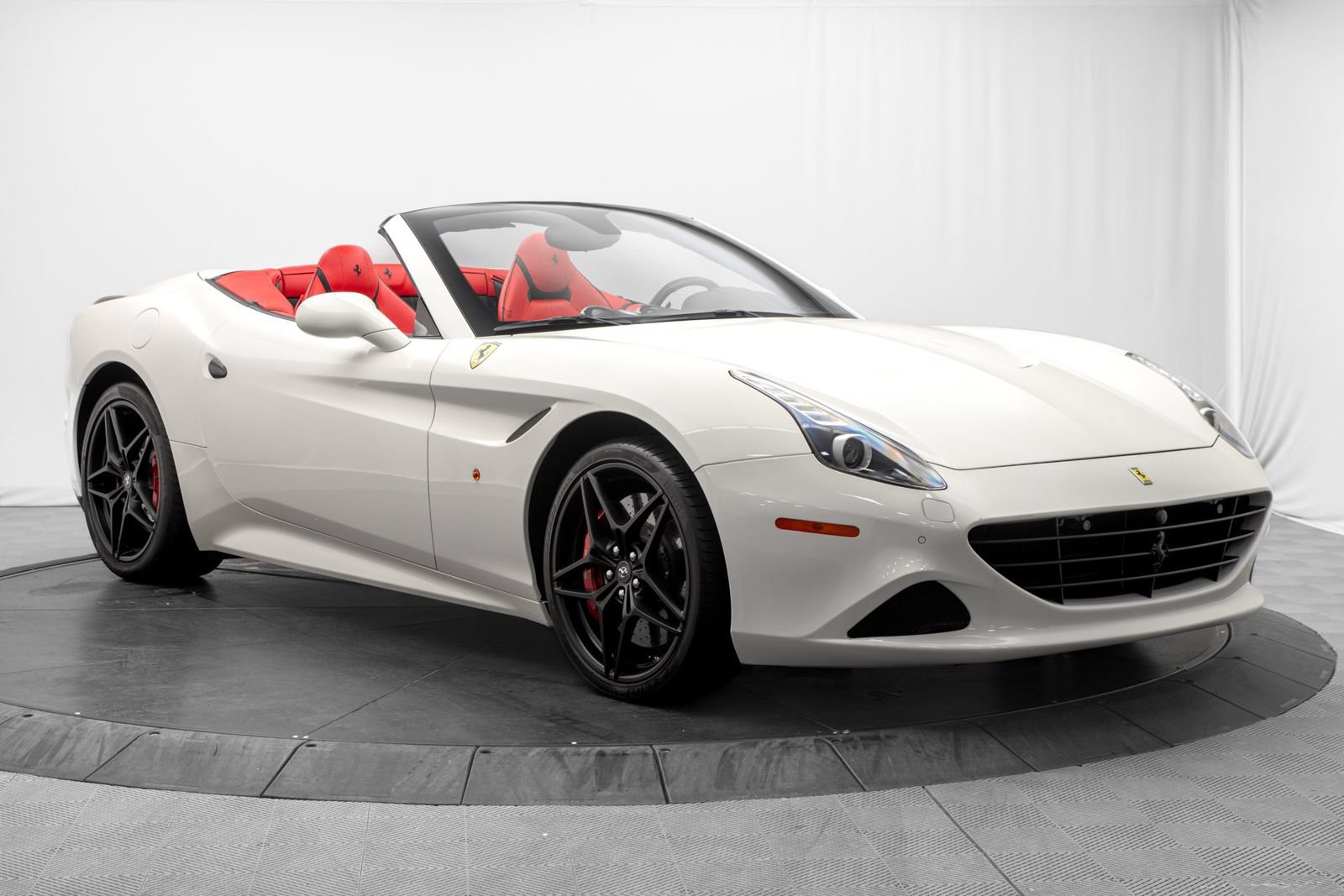 Used 2016 Ferrari California T RWD image 9