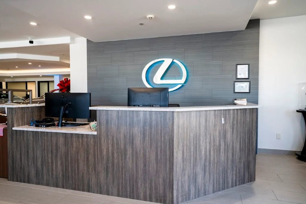 Used 2025 Lexus ES 300h w/ Premium Package image 18