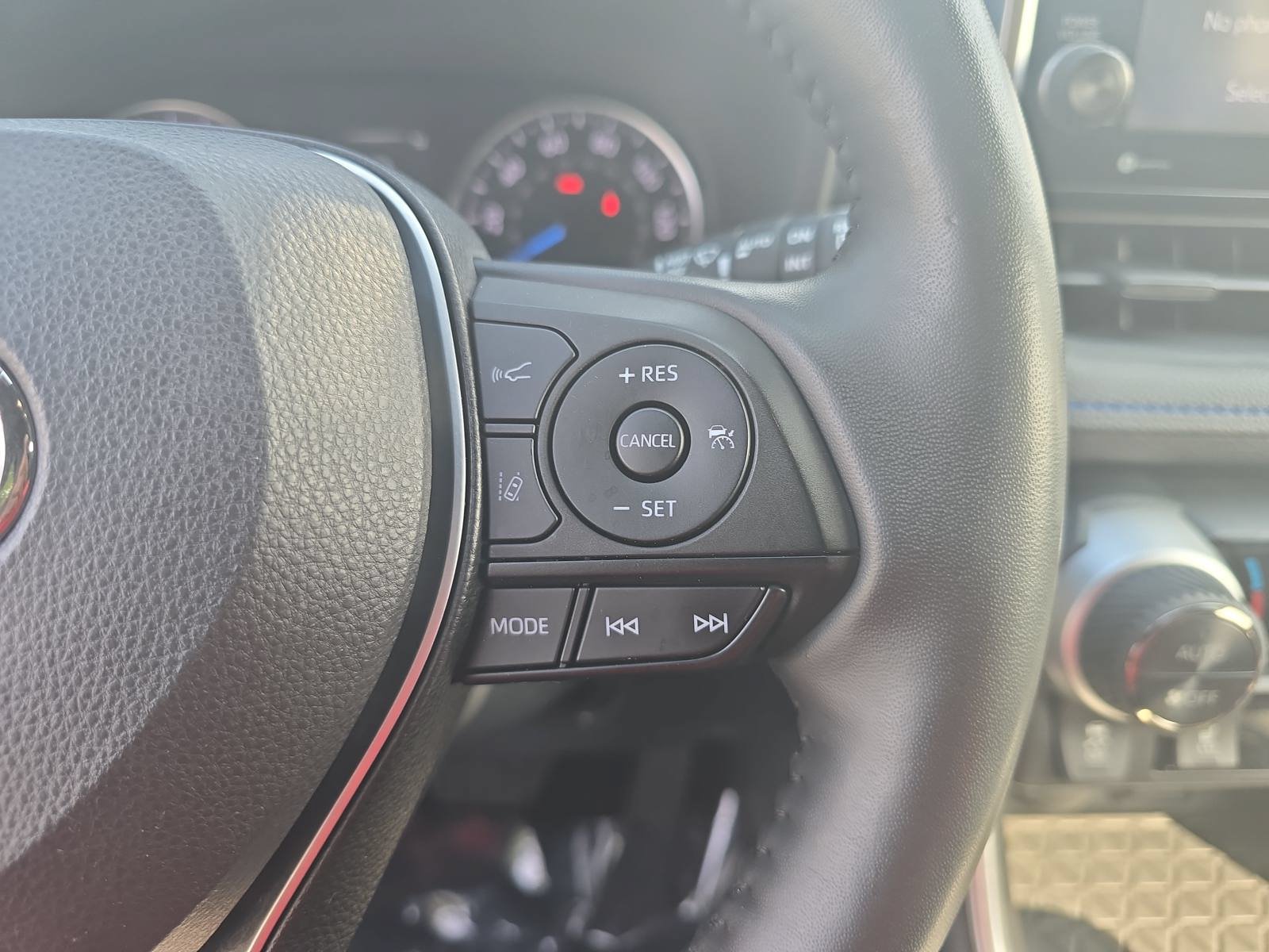 Used 2022 Toyota RAV4 SE w/ Convenience Package AWD/4WD image 19