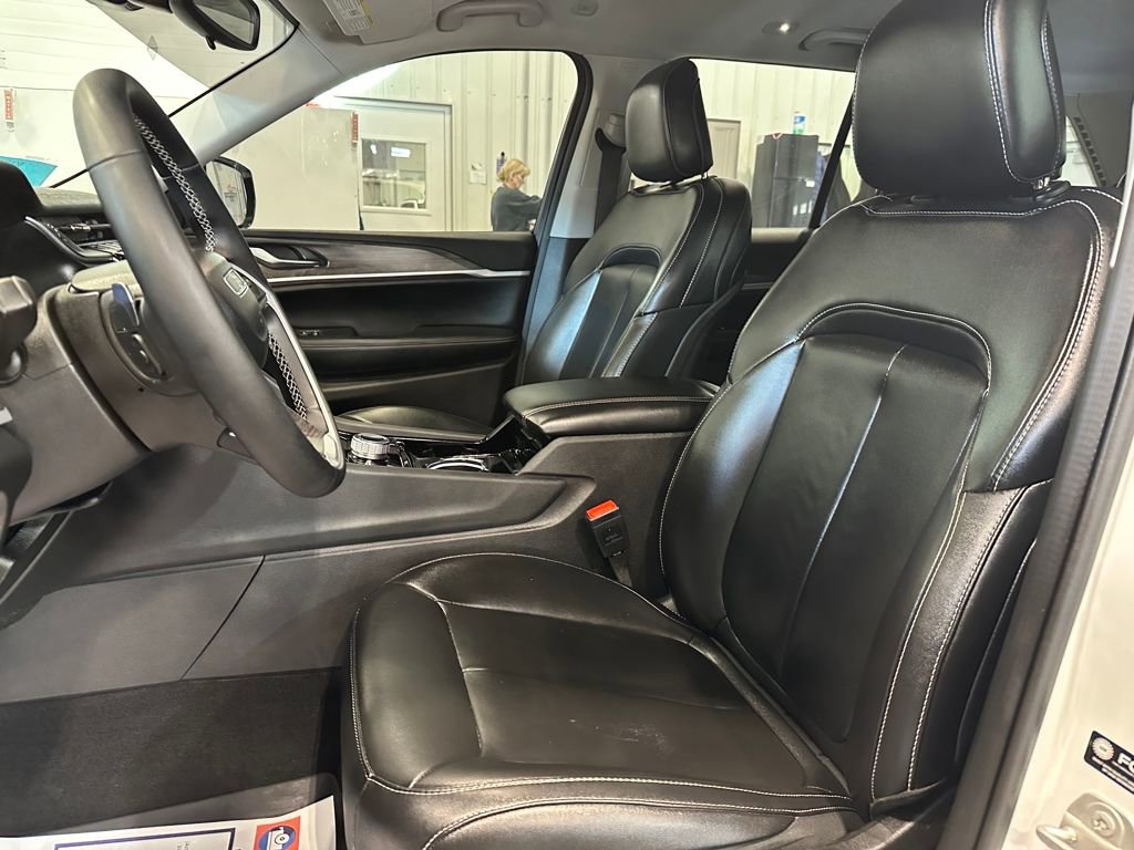 Used 2023 Jeep Grand Cherokee Limited w/ Black Appearance Package AWD/4WD image 14