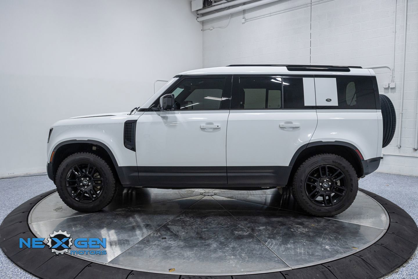 Used 2023 Land Rover Defender 110 S image 4