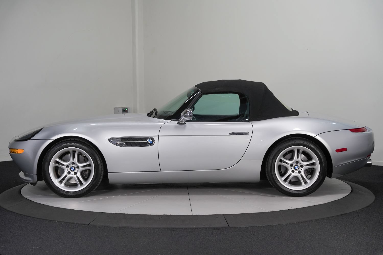 Used 2001 BMW Z8 RWD image 8