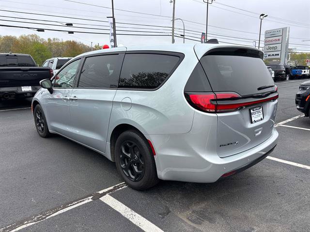 Used 2023 Chrysler Pacifica Touring-L w/ S Appearance Package FWD image 5
