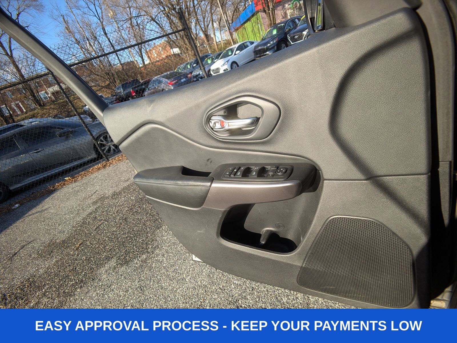 Used 2019 Jeep Cherokee Latitude w/ Cold Weather Group image 33