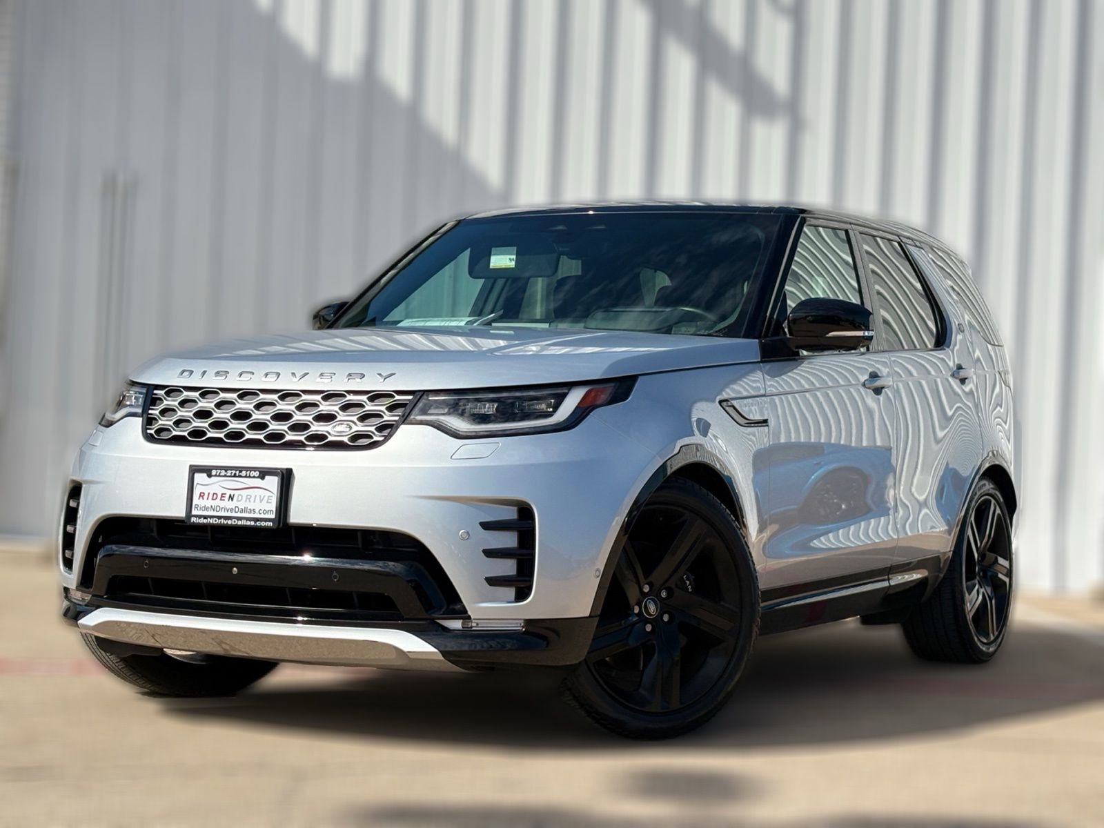 Used 2024 Land Rover Discovery Metropolitan Edition image 2