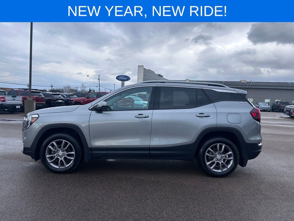 Used 2024 GMC Terrain SLT image 3