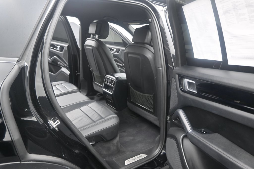 Used 2020 Porsche Cayenne AWD/4WD image 18