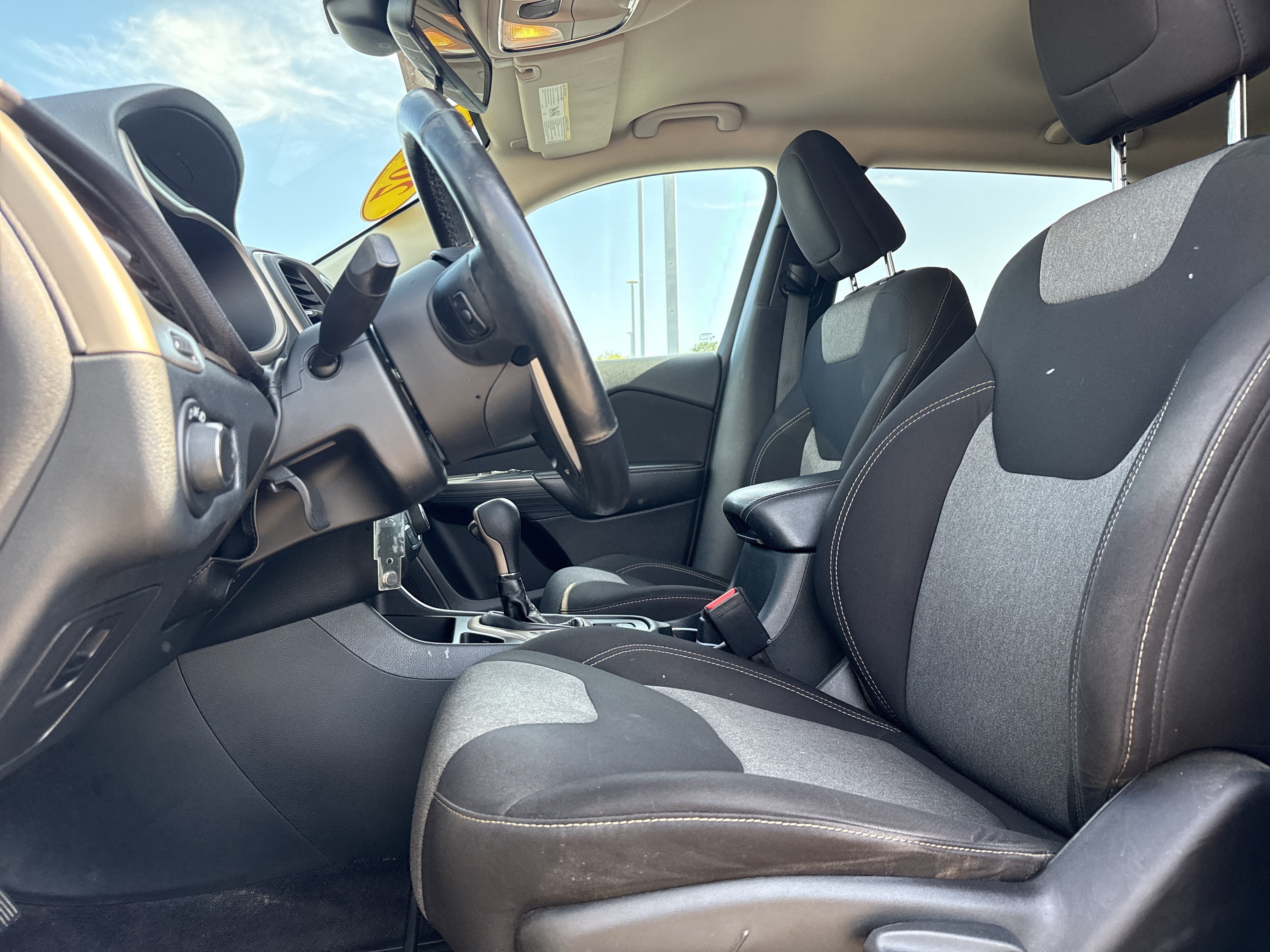 Used 2016 Jeep Cherokee Sport w/ Cold Weather Group FWD image 16