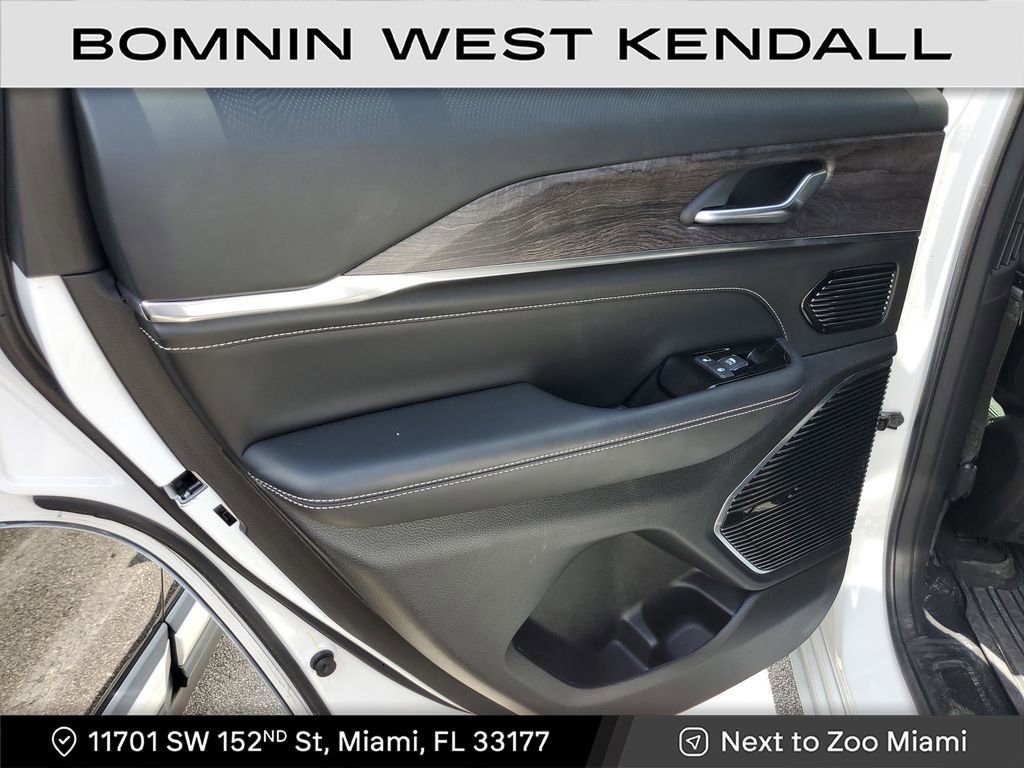 Used 2023 Jeep Grand Cherokee Overland w/ Luxury Tech Group IV image 19