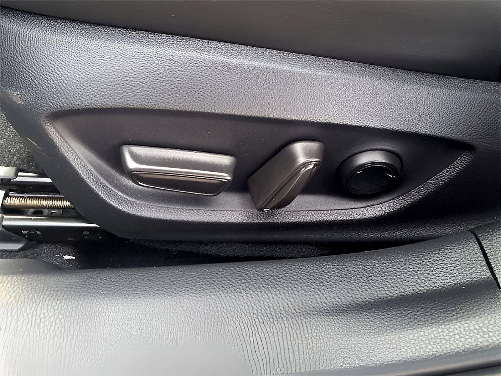 Used 2024 Toyota Prius XLE FWD image 23