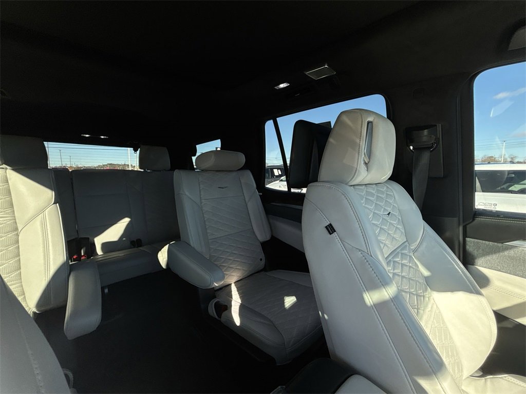 Used 2025 Cadillac Escalade Premium Luxury Platinum image 14