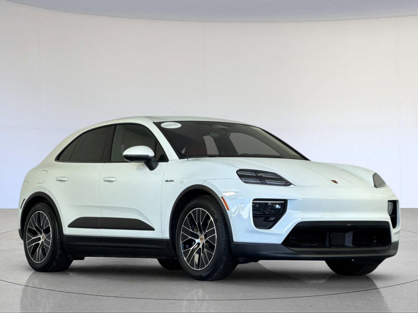 Certified 2025 Porsche Macan Electric image 10
