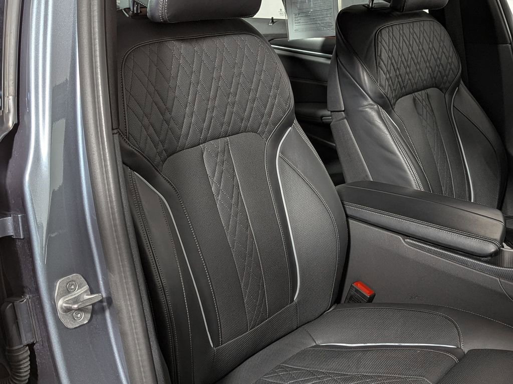 Used 2021 BMW M550i xDrive image 27