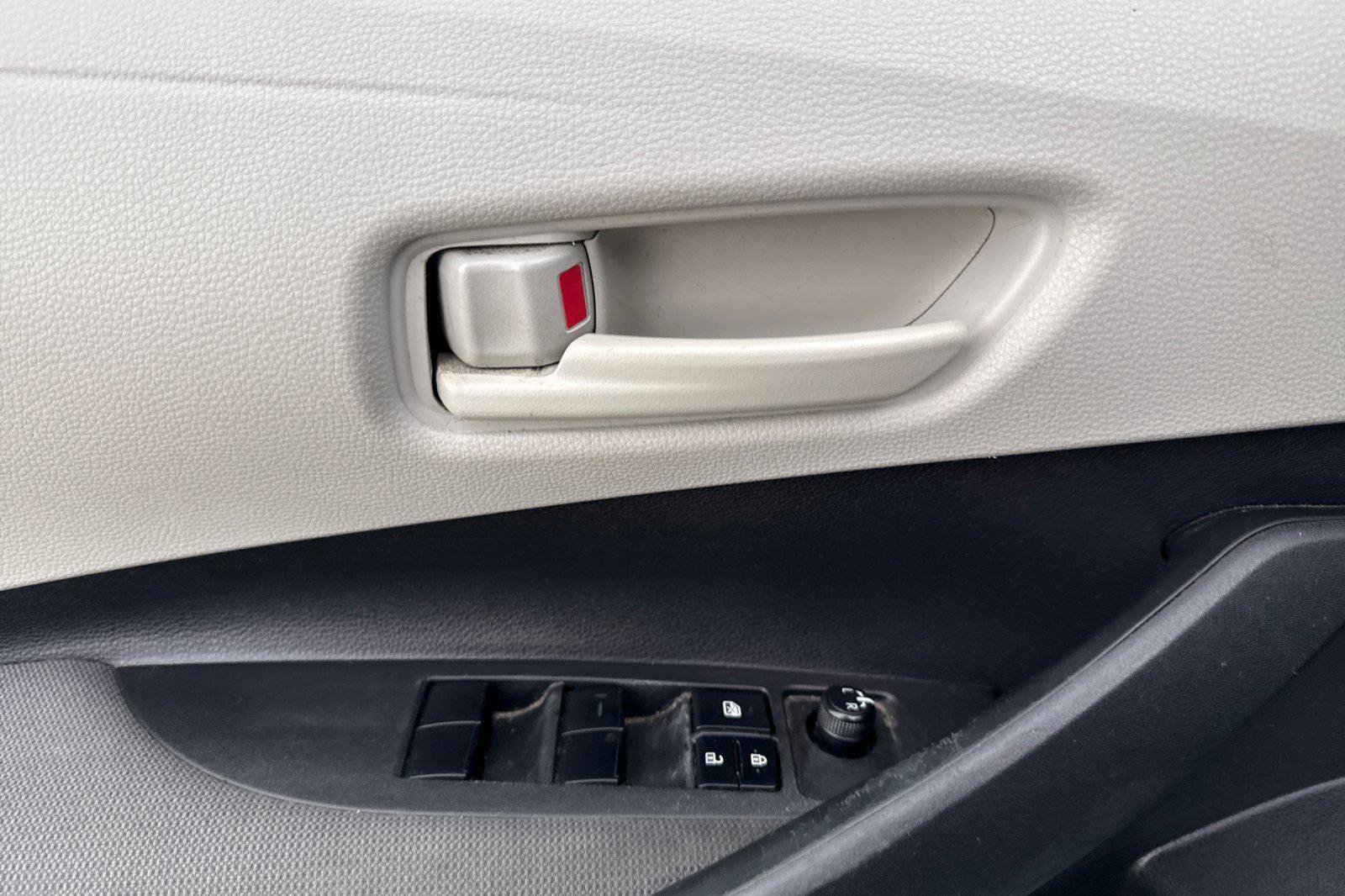 Used 2022 Toyota Corolla LE image 5