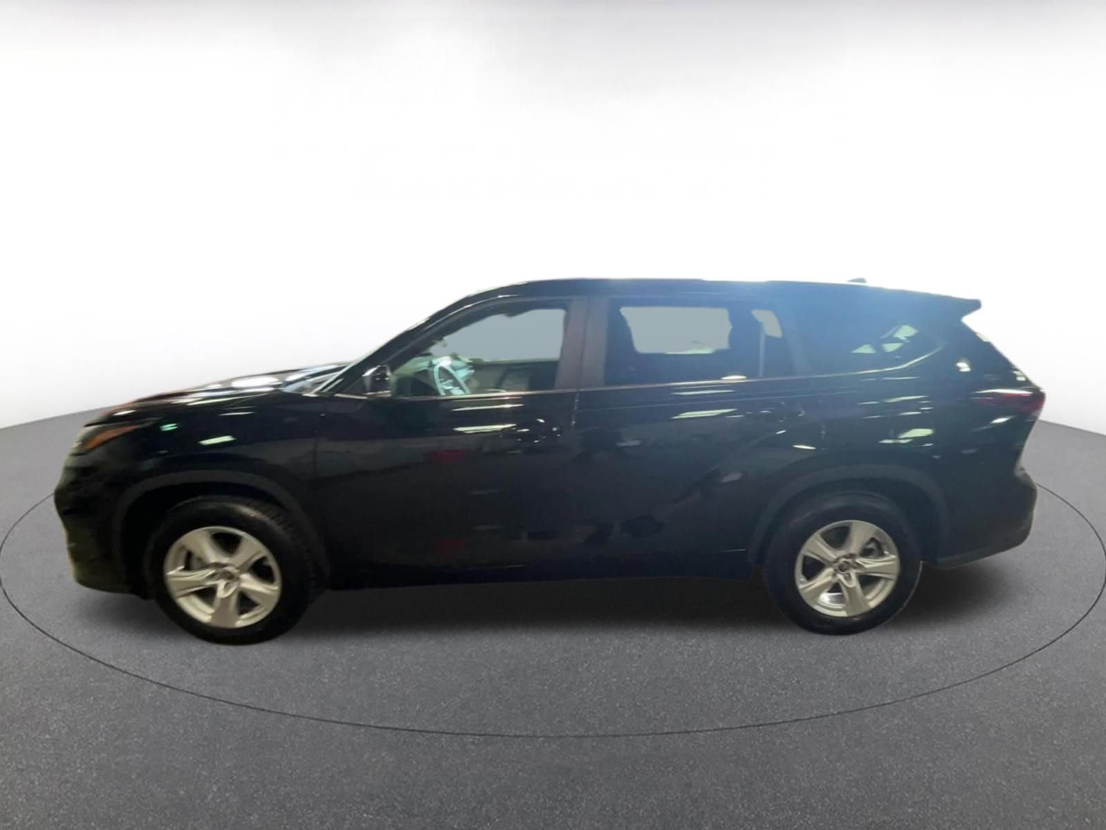 Used 2025 Toyota Highlander LE FWD image 9