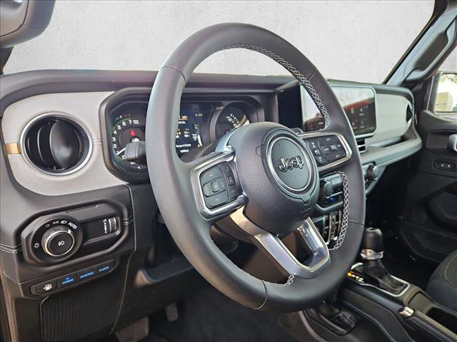 Used 2025 Jeep Wrangler Sahara image 7
