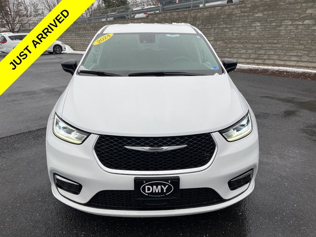 Used 2024 Chrysler Pacifica Touring-L image 4