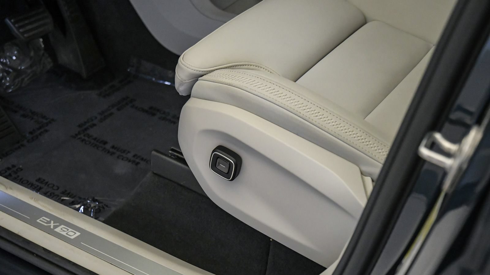 Certified 2025 Volvo EX90 Ultra AWD/4WD image 24