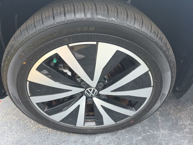 Used 2023 Volkswagen Taos SE w/ Panoramic Sunroof Package image 16