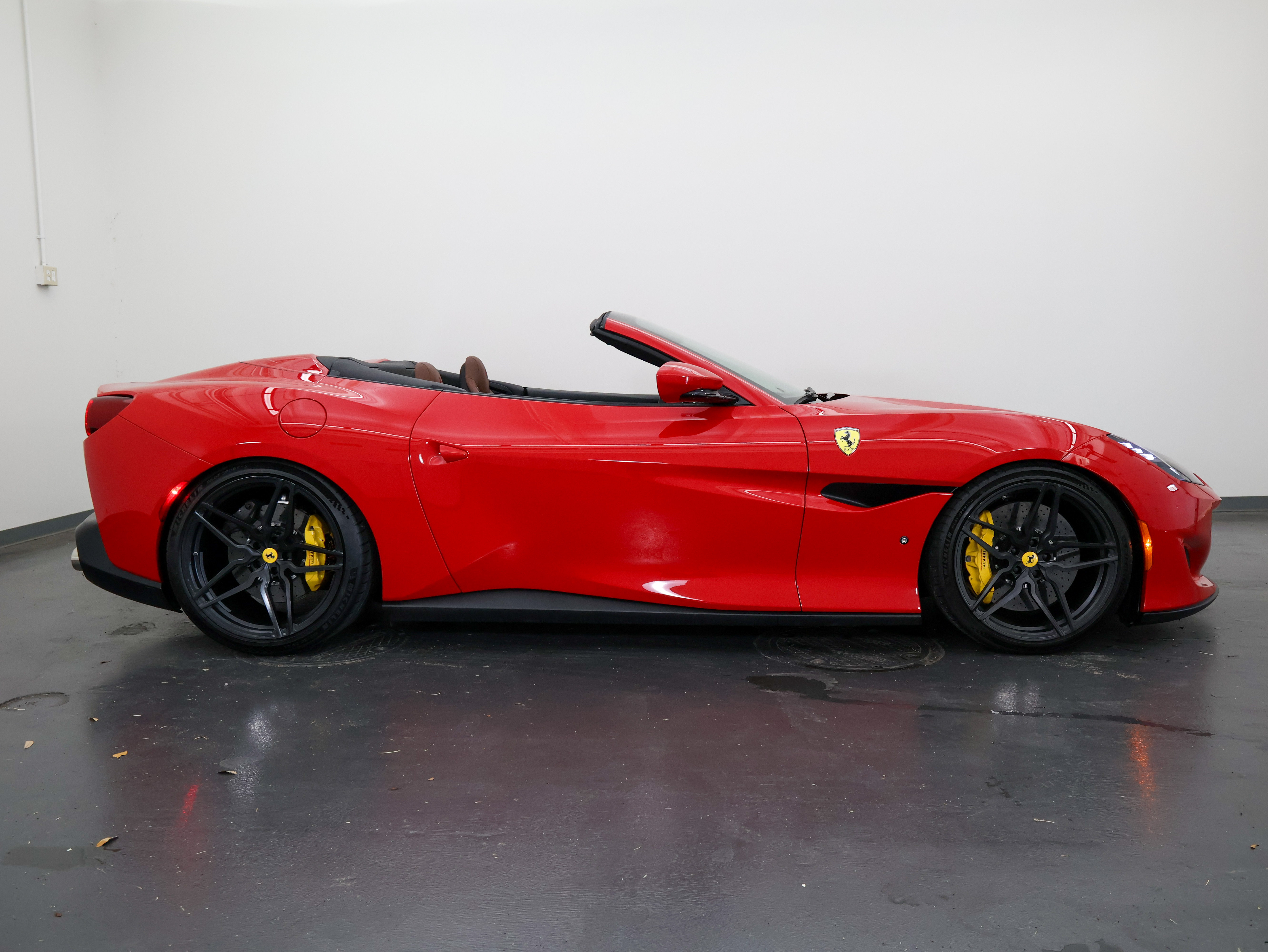 Used 2019 Ferrari Portofino RWD image 3