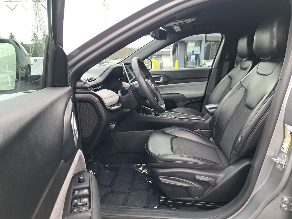 Used 2023 Jeep Compass Latitude image 11