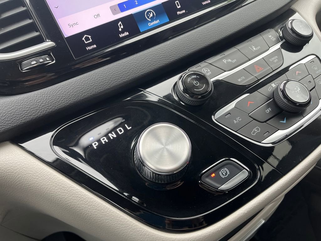 Used 2024 Chrysler Pacifica Touring-L image 35