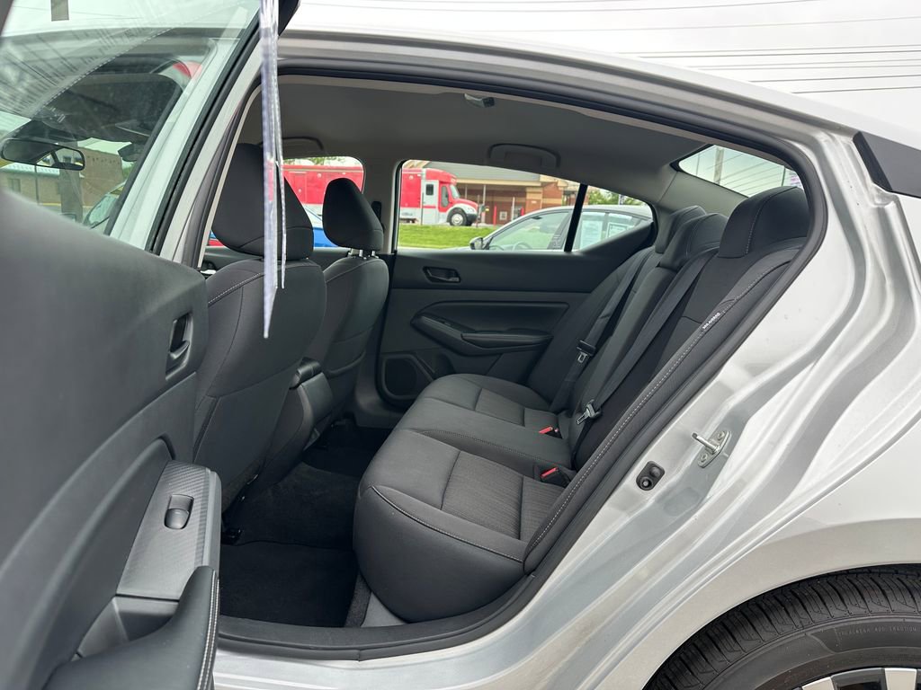 Used 2025 Nissan Altima 2.5 SV FWD image 11