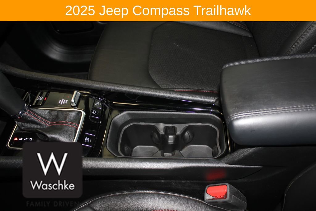 Used 2025 Jeep Compass Trailhawk w/ Trailhawk Convenience Group AWD/4WD image 32