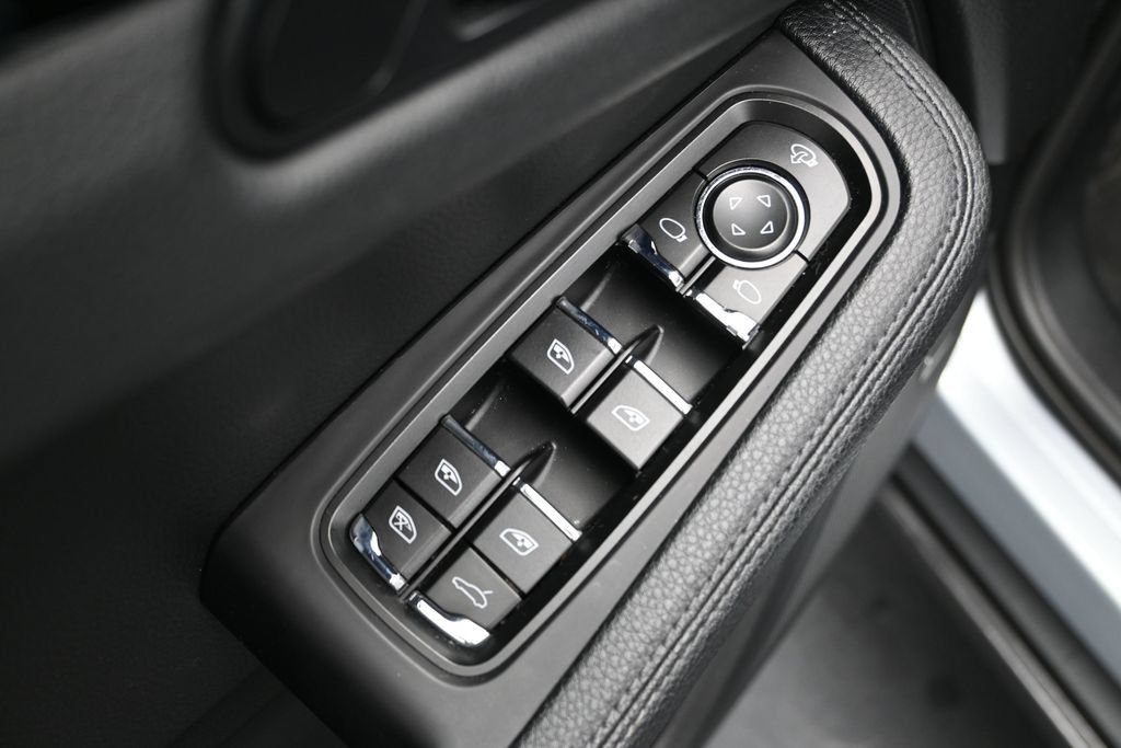 Certified 2022 Porsche Macan AWD/4WD image 9