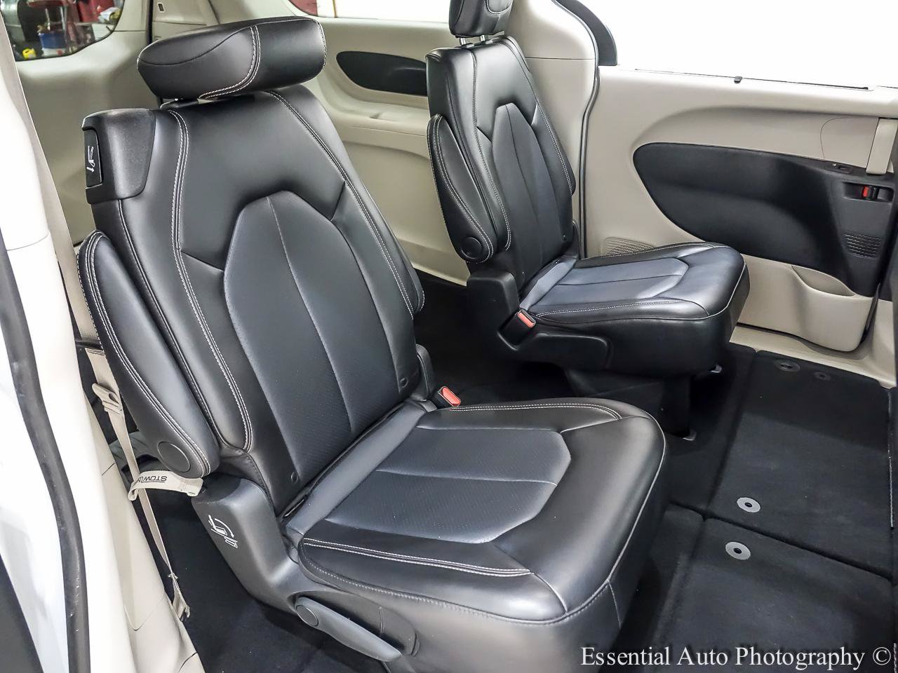 Used 2024 Chrysler Pacifica Touring-L FWD image 27