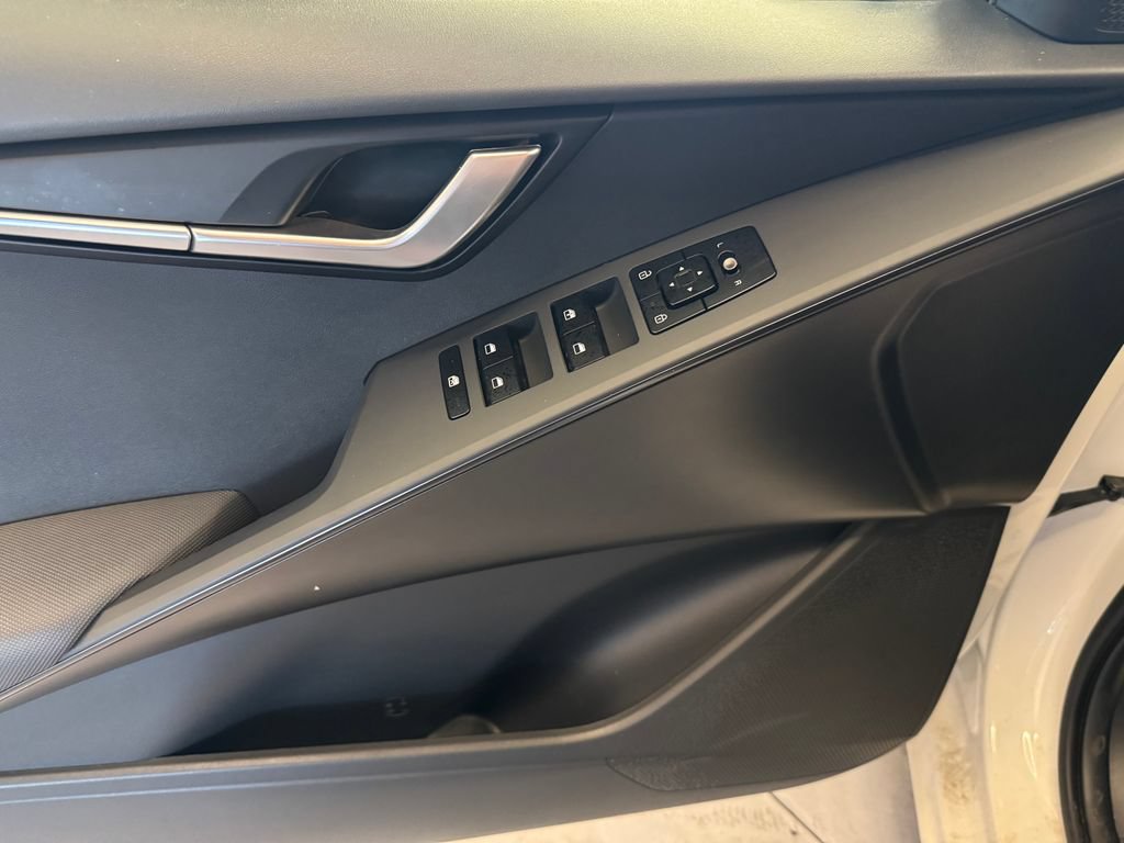 Used 2025 Kia Niro LX FWD image 18