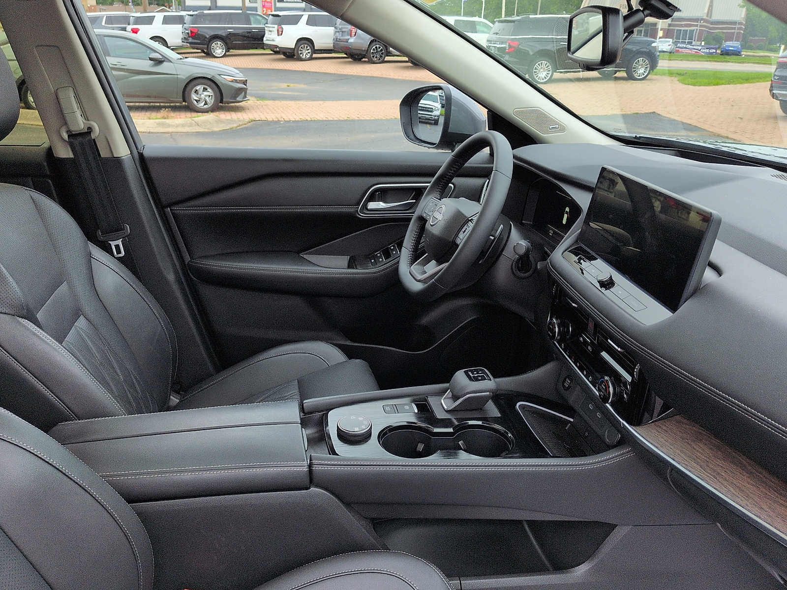 Used 2025 Nissan Rogue Platinum w/ Platinum Premium Package AWD/4WD image 10