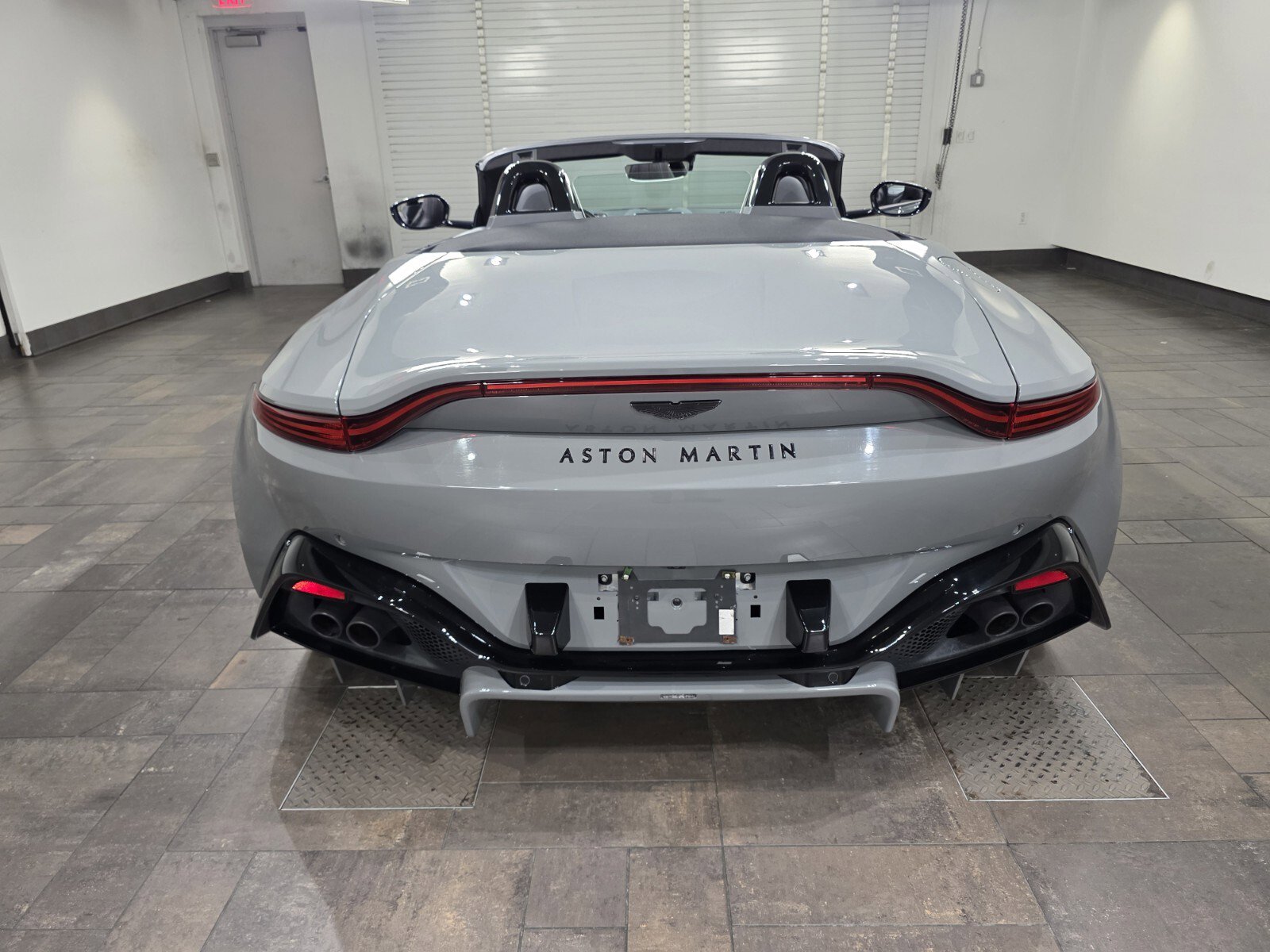 Used 2023 Aston Martin V8 Vantage Roadster image 19