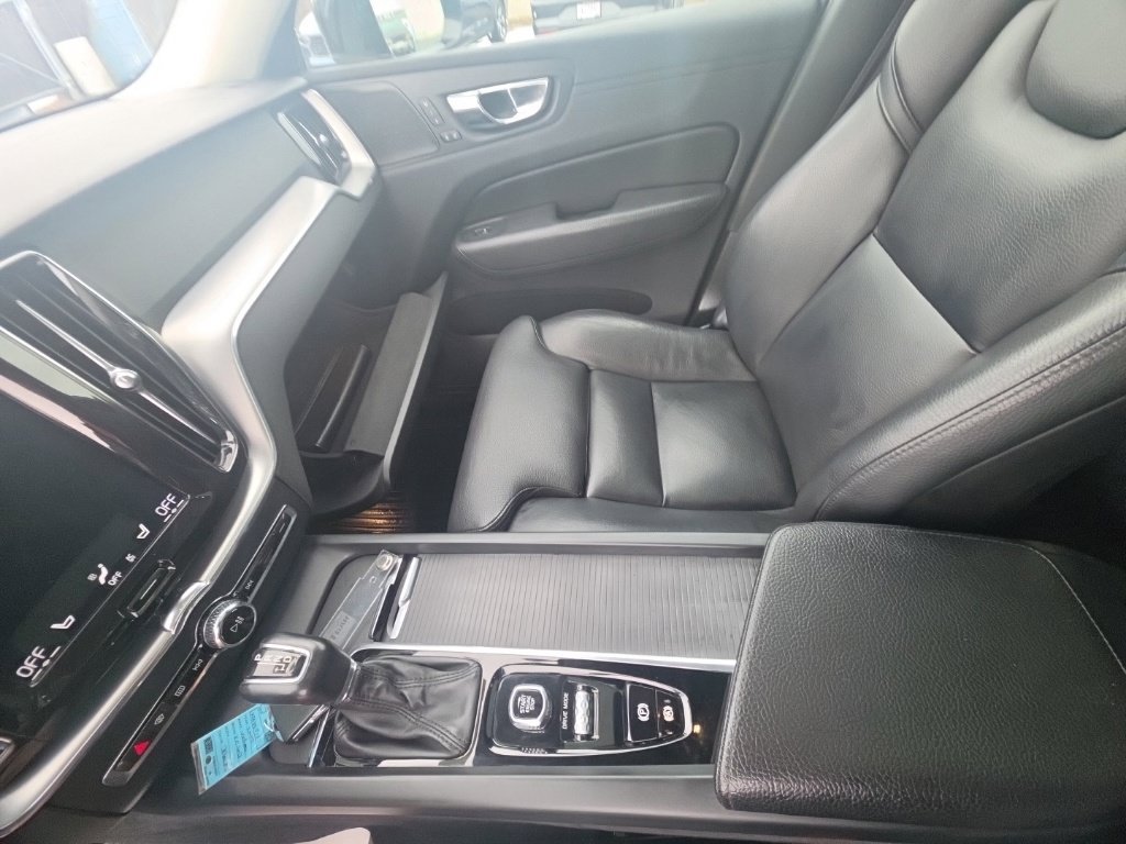 Used 2019 Volvo XC60 T5 Momentum w/ Multimedia Package AWD/4WD image 24