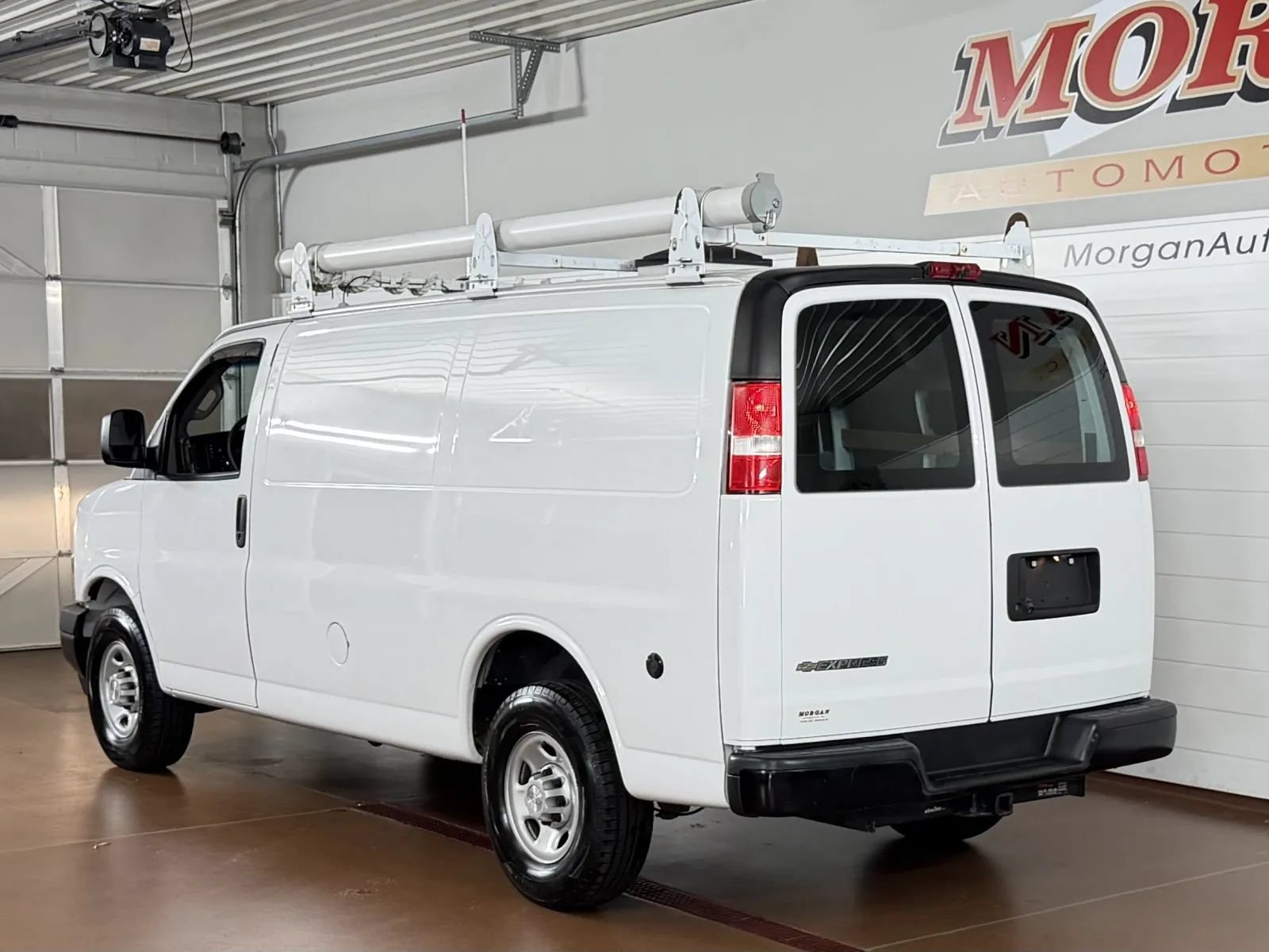 Used 2018 Chevrolet Express 2500 RWD image 5